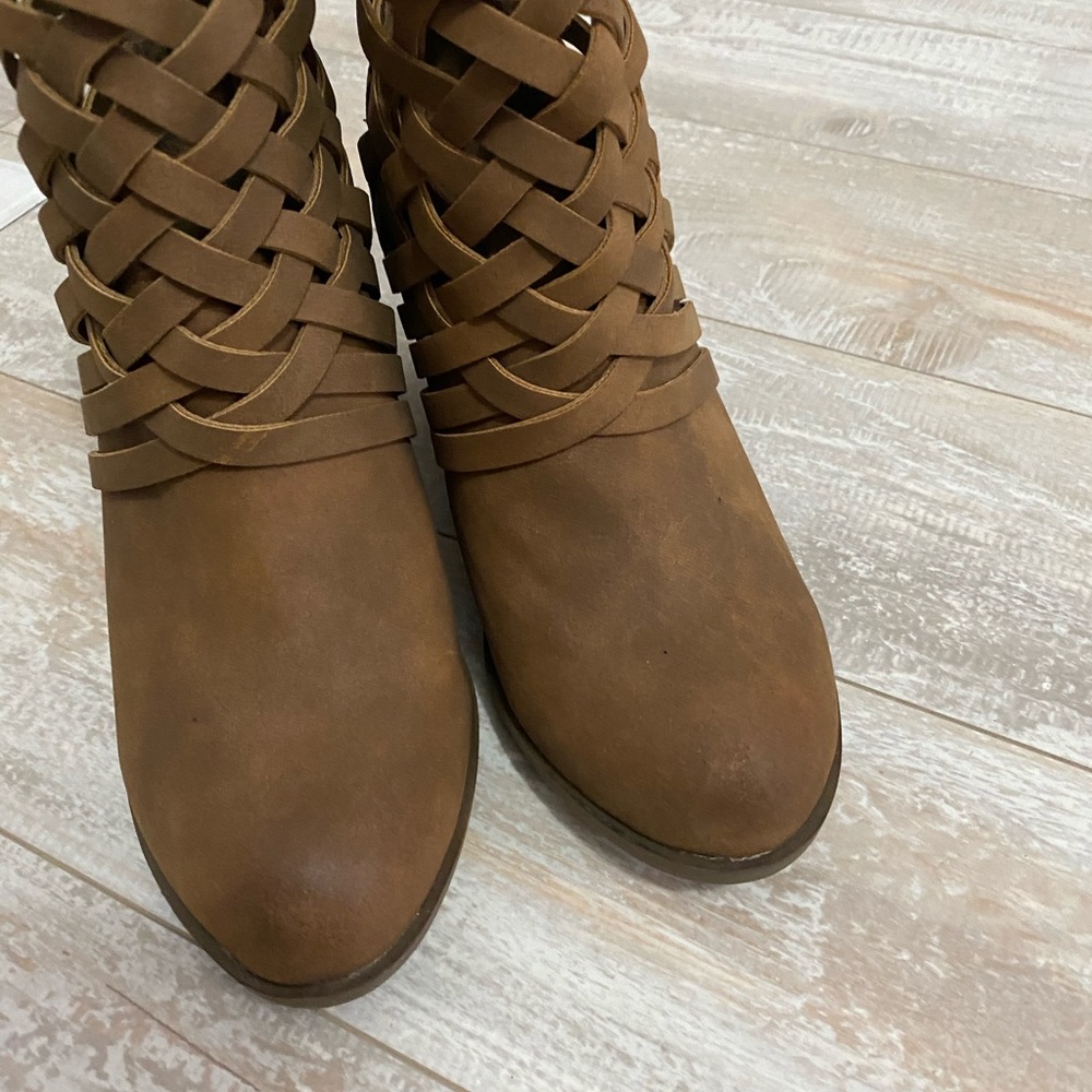 Cute booties 🌺 - Picture 9 of 12